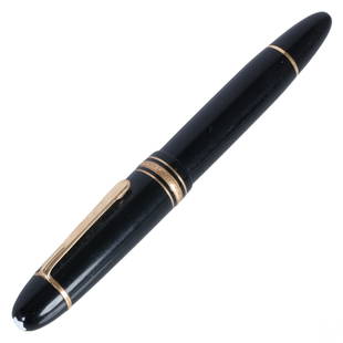 Montblanc Luxury 14k Gold Nib Fat Boy Fountain Pen: A Montblanc Meisterstuck German Classique luxury gold-coated fountain pen. Fat Boy design with black resin cap and barrel inlaid with a trio of gold-coated rings with embossed Montblanc lettering. Han