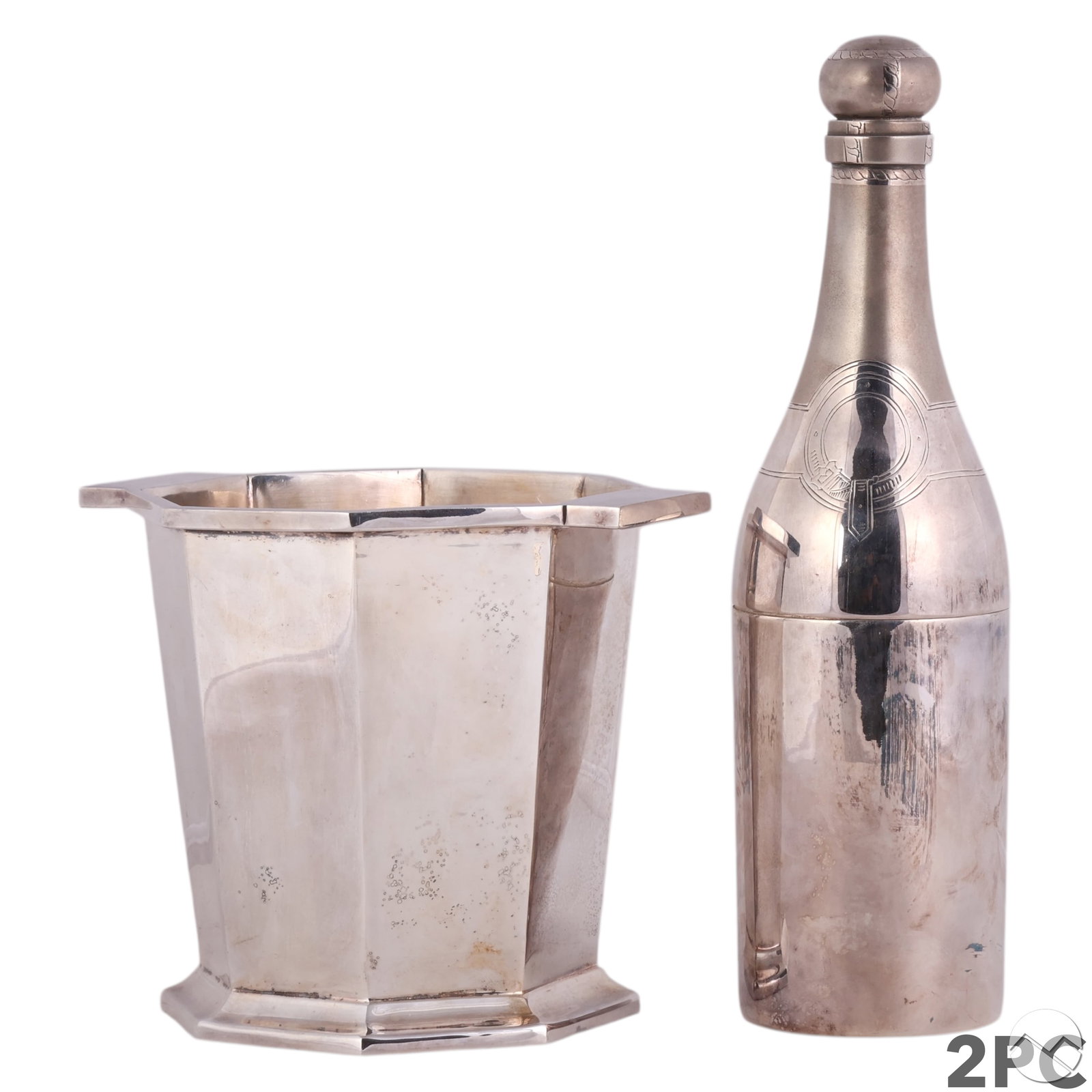Ralph Lauren Silverplate Shaker & Wine Bucket LOT: Two pieces estate lot of Ralph Lauren Home silver plate barware including a champagne bottle-shaped cocktail shaker and an "Oktana" wine bottle cooler bucket. The cocktail shaker features an integrate