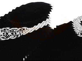 18k White Gold Edwardian Diamond Pearl Necklace: Edwardian-style diamond and pearl necklace crafted of 18k white gold, featuring an ornate filigree central plaque set with small diamond accents. The plaque displays an intricate floral and lattice mo