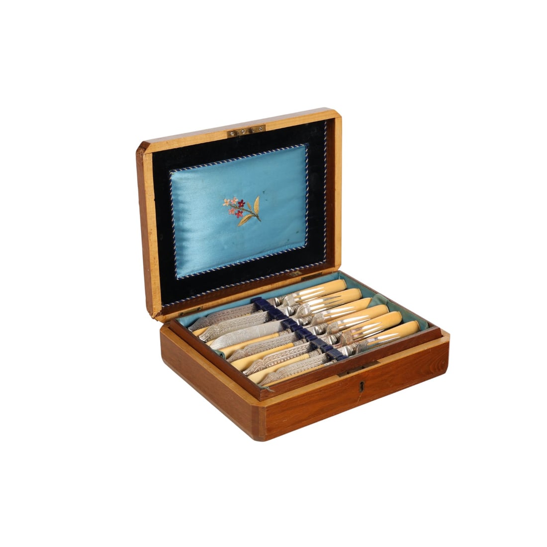 Antique English Silverplate Fish Serving Set w/BOX: Antique English boxed fish service set for six, comprising twelve utensils including six forks and six knives. The set features etched Sheffield silver-plated blades and tines paired with organic