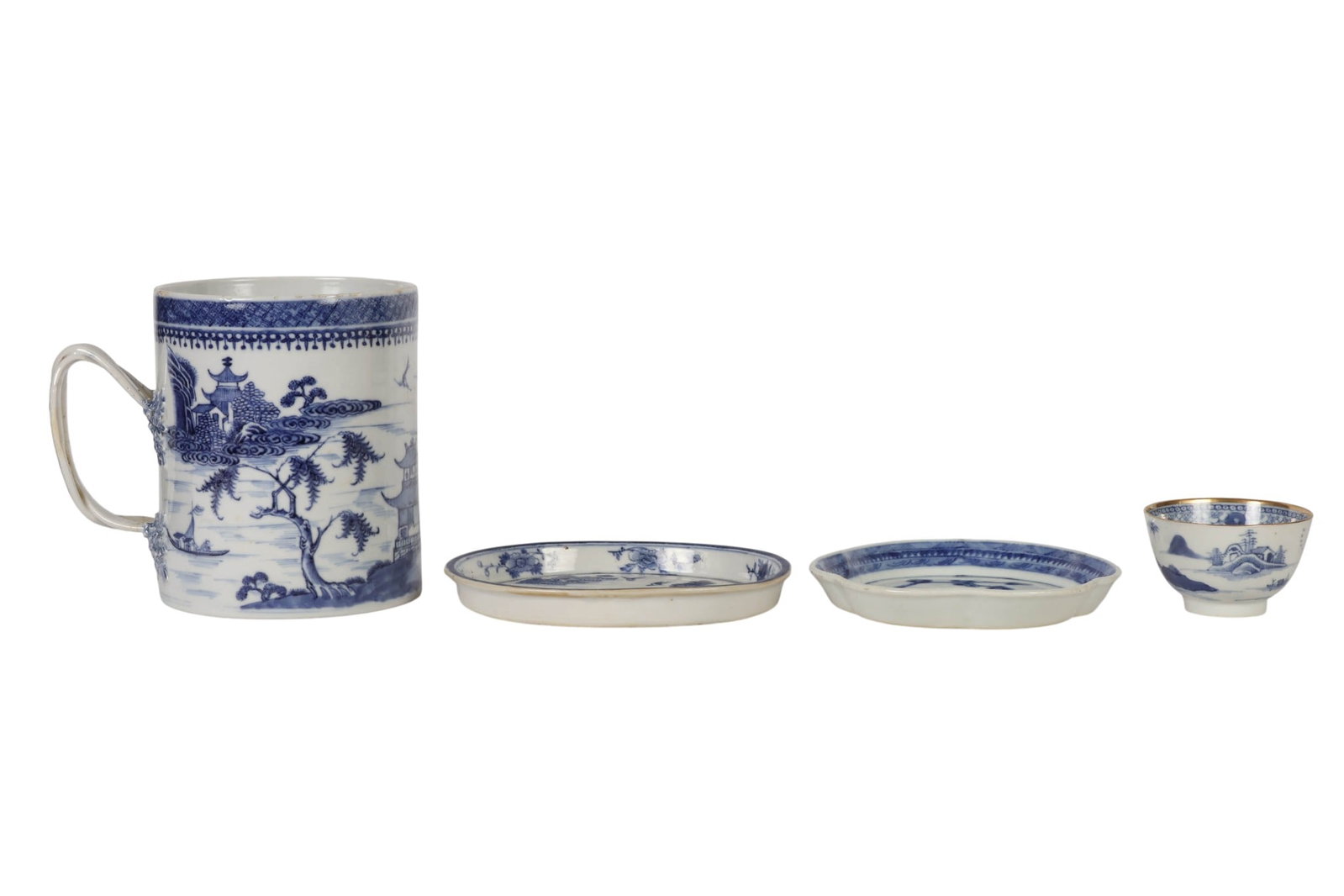 Chinese Canton Ware Blue White Porcelain 4pc LOT: Four-piece assortment of antique Chinese Canton blue and white porcelain tablewares and decorative wares. The lot includes an oversized handled cup decorated with scenic landscape motifs, a shallow sa