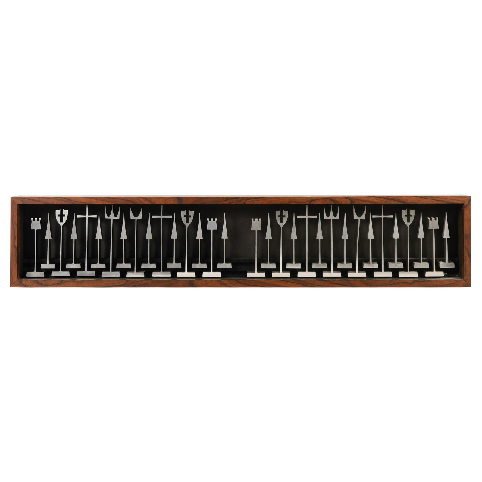 Austin E. Cox Mid Century Modern Chess Set in Case: Austin E. Cox (American, 1924-2015) for Austin Enterprises and ALCOA, 1962 Mid-Century Modern aluminum chess set comprising 32 stylized geometric pieces in natural brushed and black anodized finishes,