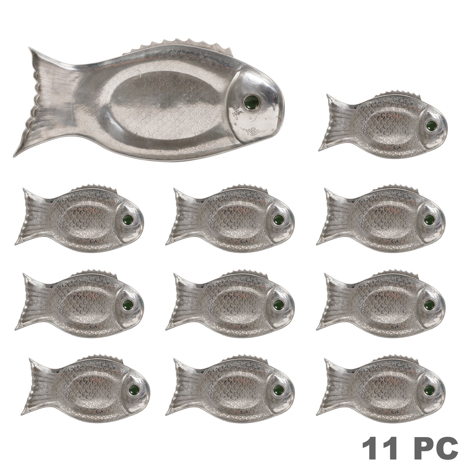 Arthur Court Aluminum Fish Plate & Platter 11p SET: Arthur Court Designs 11-piece aluminum fish serving set, circa 1976, comprising one large fish-form serving platter and ten matching individual fish plates, each detailed with engraved and embossed sc