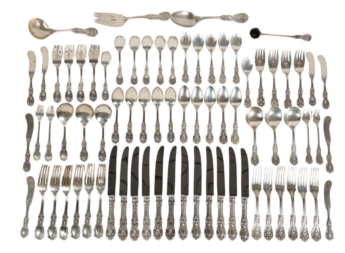 Reed & Barton Francis I Sterling Flatware 2,600g: 76-piece Reed & Barton sterling silver flatware set in the Francis I pattern, featuring a classic Baroque handle design. The set includes 12 forks (7.25"), 8 dessert fish forks (6"), 12 ice cream fork