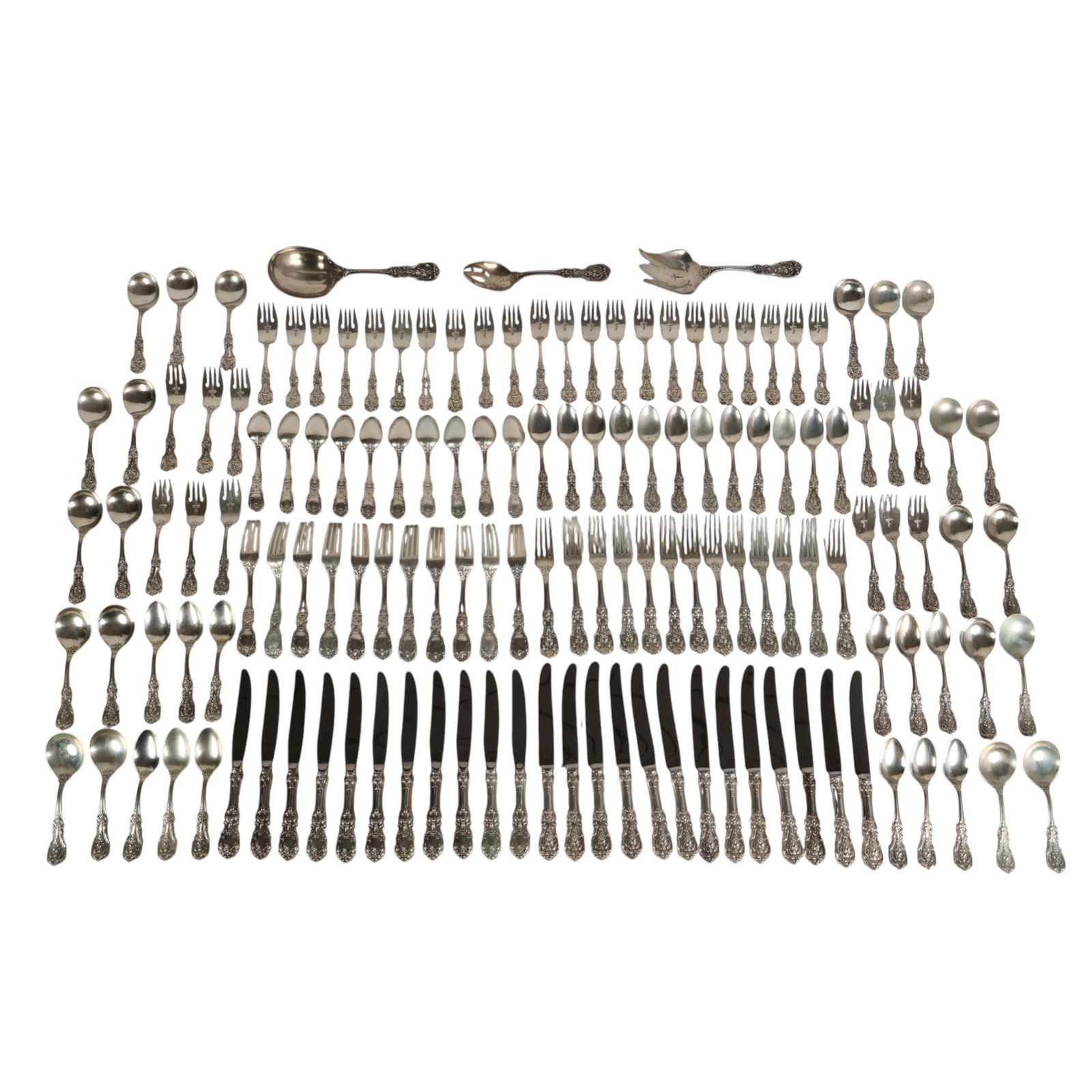 Reed & Barton Sterling Francis I Flatware 5850gr.: Reed & Barton substantial 168-piece sterling silver flatware set in the ornate Francis I pattern, introduced in 1907. Each piece features a richly detailed handle with raised relief repousse fruit and