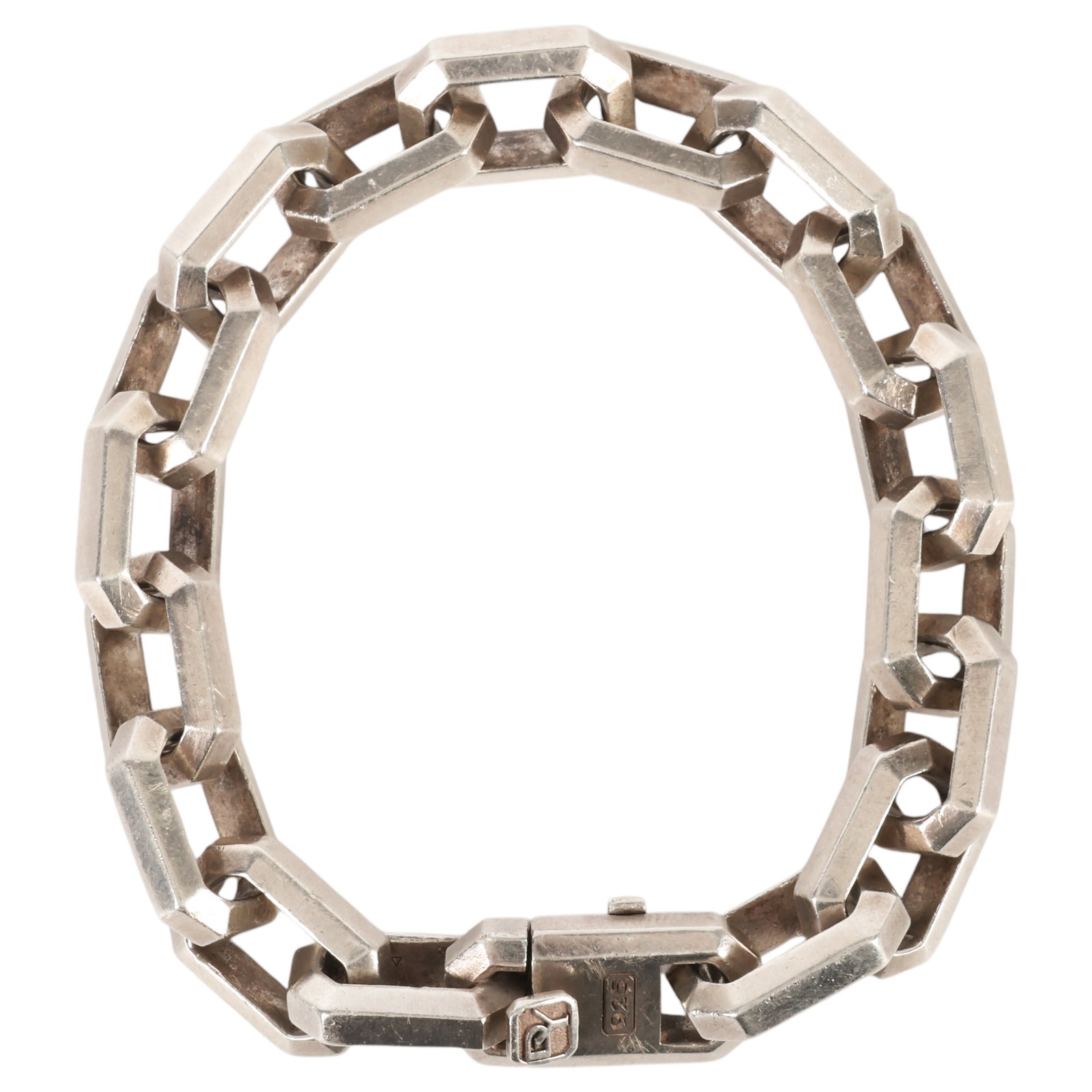 David Yurman Streamline Link Sterling Bracelet 88g: Designer David Yurman Streamline Heirloom Chain Link bracelet in sterling silver. Links are octagonal and terminate with a push clasp closure coupled with a security clasp. Signed on the front and bac