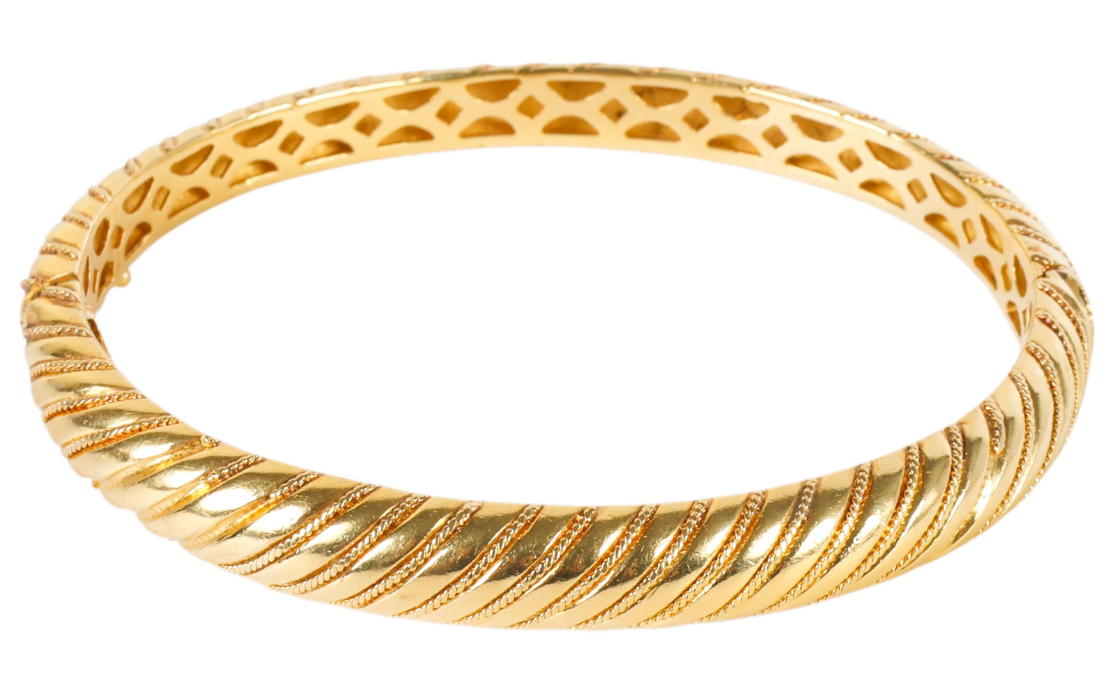 18K Cable Twist David Yurman Style Bracelet 31gr.: Designer David Yurman 18k gold cable twist bracelet. Secured with push clasp closure and safety catch. Sculpted gold designed to replicate cable with interior having David Yurman design. Clasp is mark