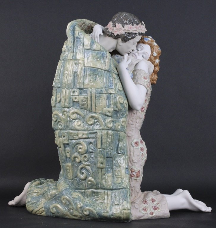 LIMITED Lladro Klimt The Kiss #1871 Porcelain Figurine: Signed to base by the sculptor Antonio Ramos. Marked With Lladro Backstamp. Number 171/1000. Retired Limited Edition to 1,000 pieces. Condition: Overall great condition. Comes in original Lladro Box W
