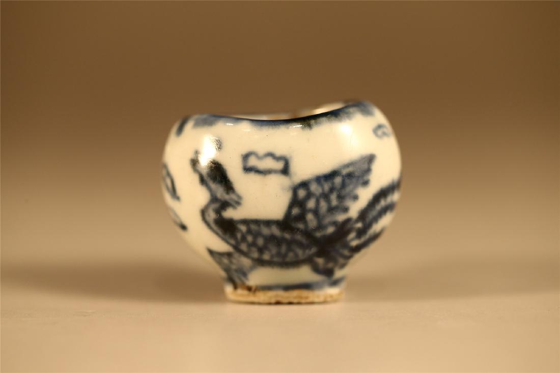 A BULE AND WHITE PORCELAIN WATER POT MING DYNASYT. (1 of 6)