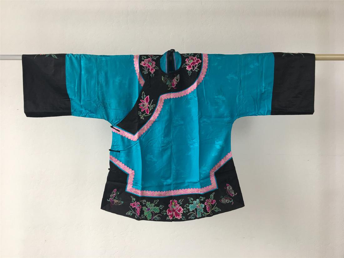 A CHINESE SILK WOMAN'S COAT (1 of 6)