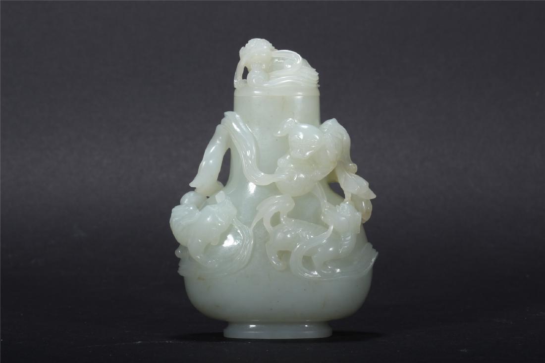 A CHINESE WHITE JADE VASE (1 of 9)