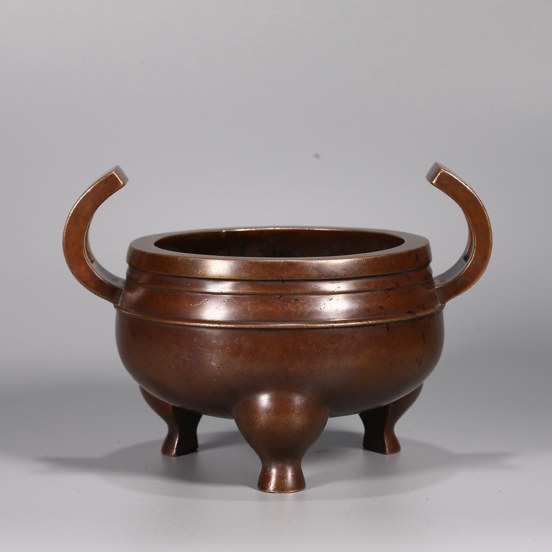 A CHINESE BRONZE TRIPOD DOUBLE HANDLED CENSER (1 of 10)