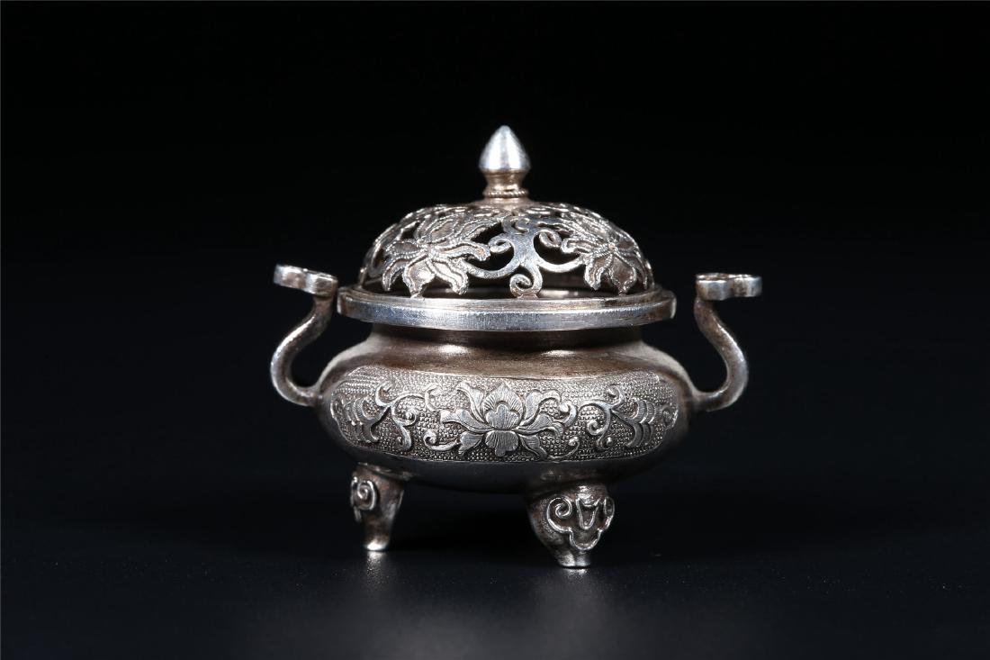 A CHINESE SILVER INCENSE BURNER AND COVER (1 of 7)