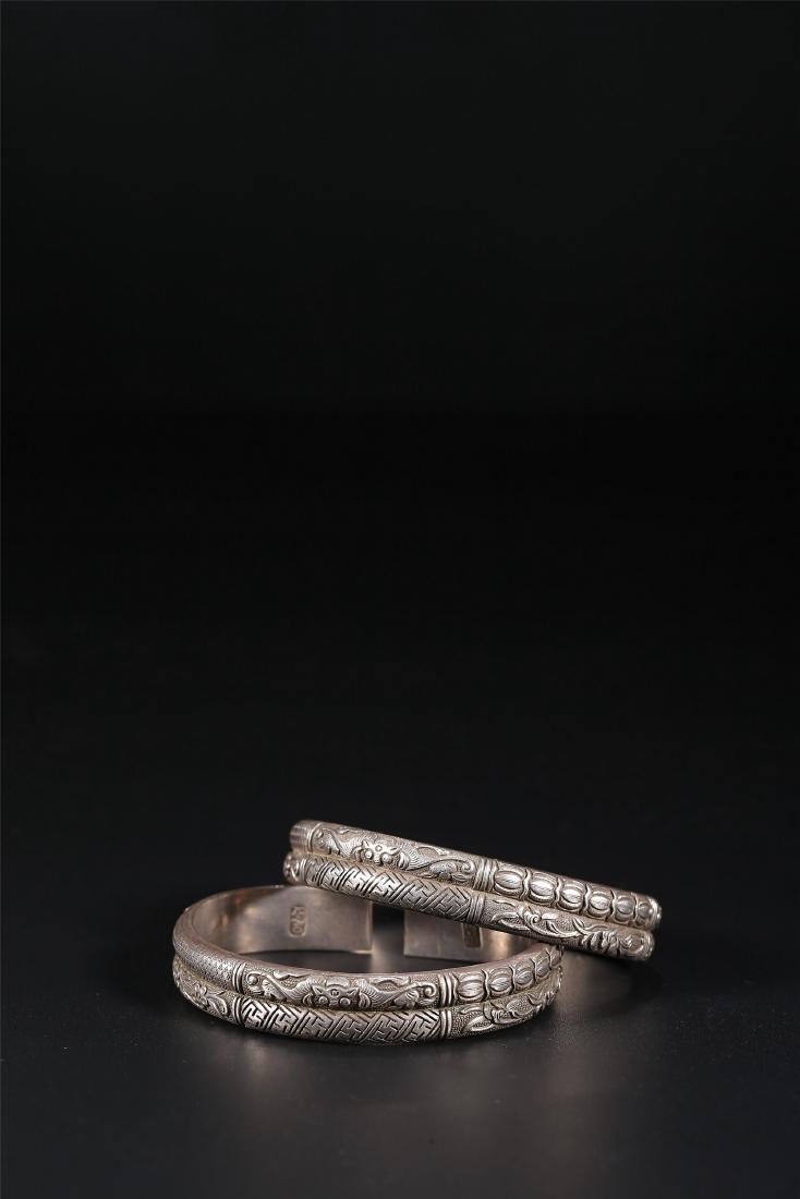 A PAIR OF CHINESE SILVER BANGLES (1 of 9)