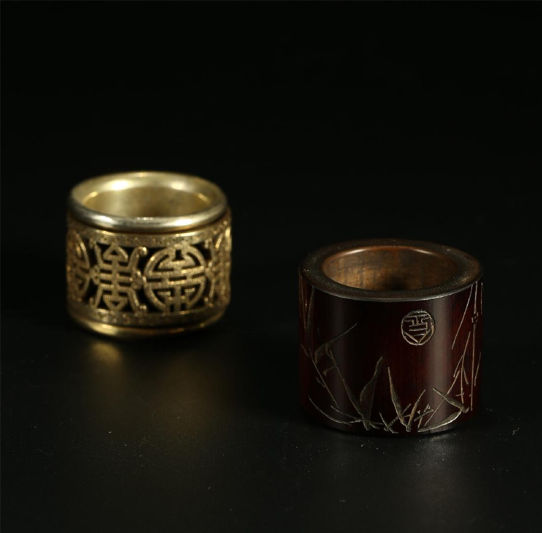 A CHINESE GILT SILVER THUMB RING AND A BAMBOO THUMB (1 of 5)