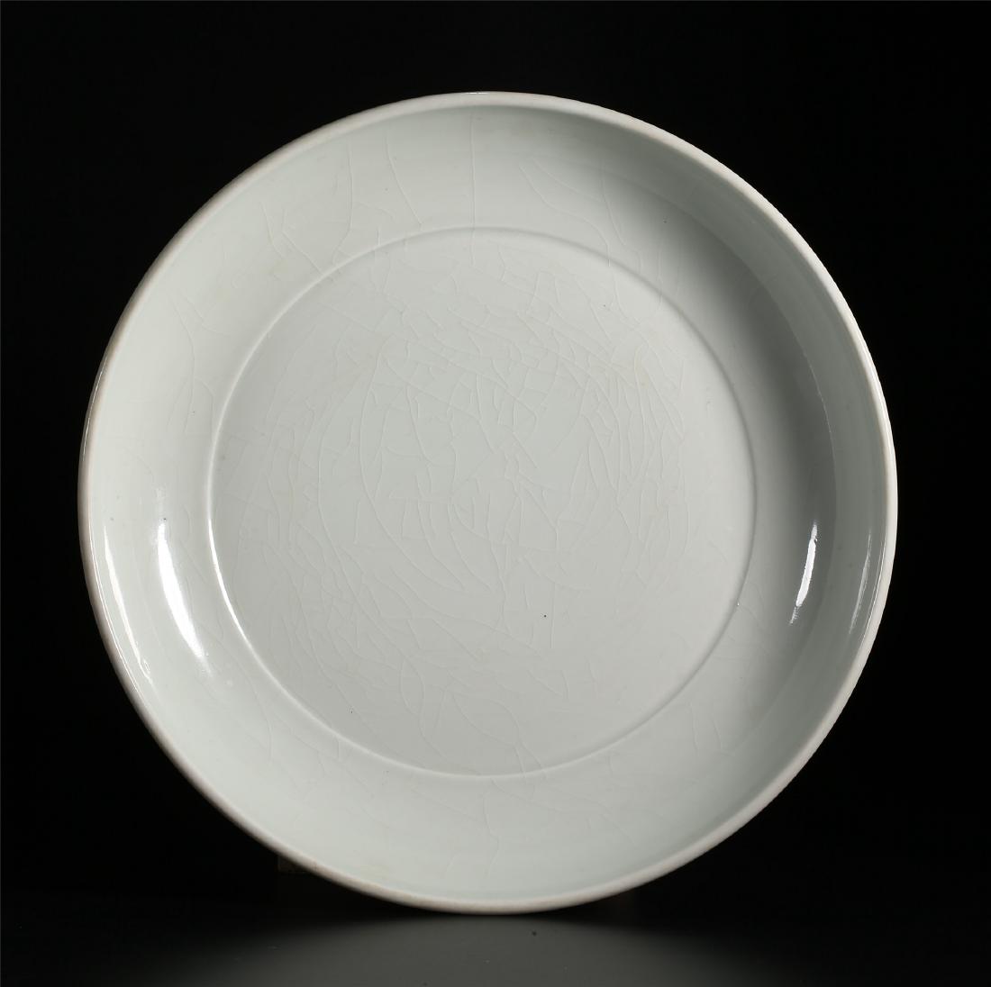 A CHINESE WHITE GLAZE PORCELAIN PLATE (1 of 8)