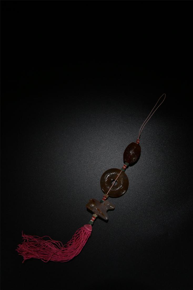 A CHINESE AGATE PENDANT (1 of 9)