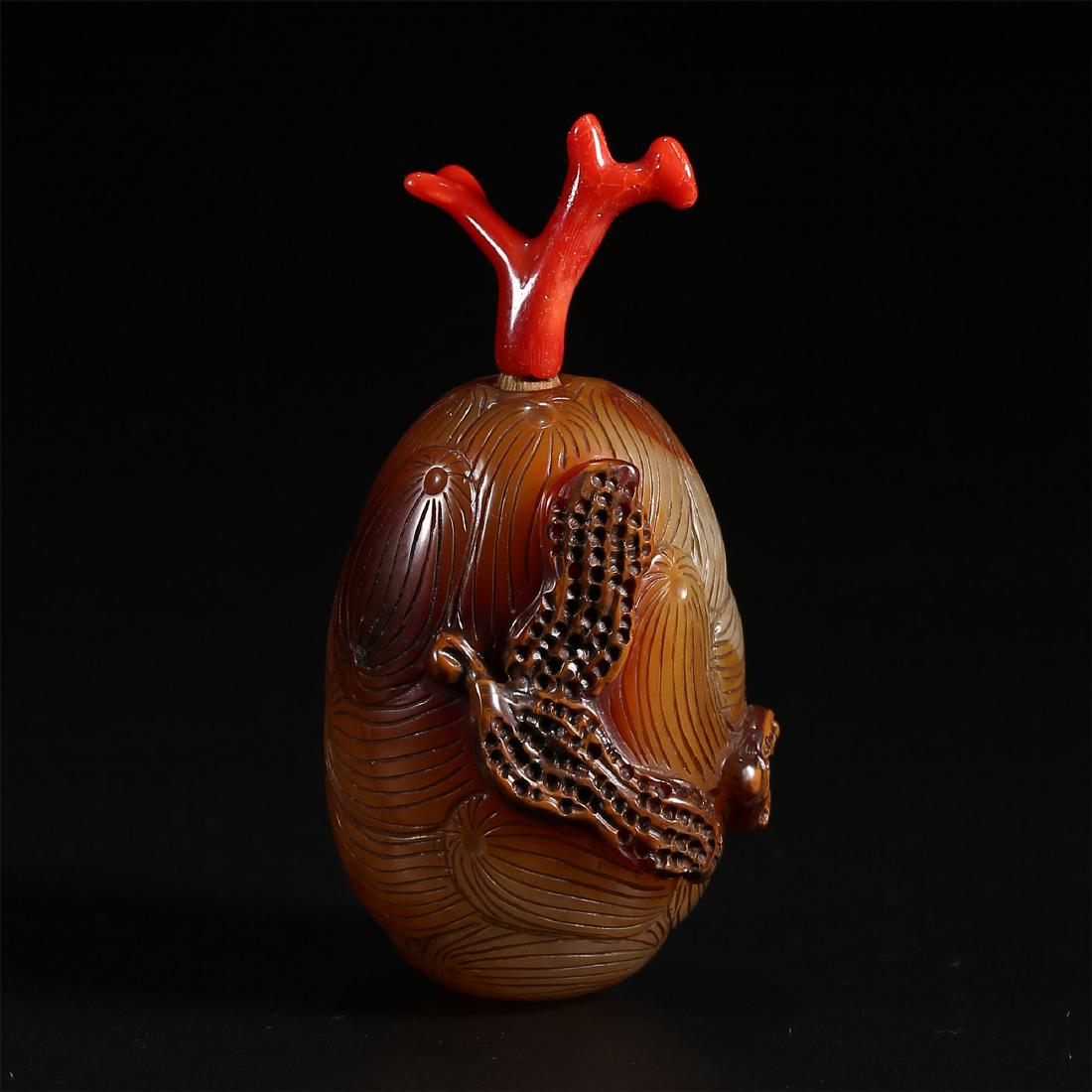 A CHINESE AGATE SNUFF BOTTLE (1 of 8)