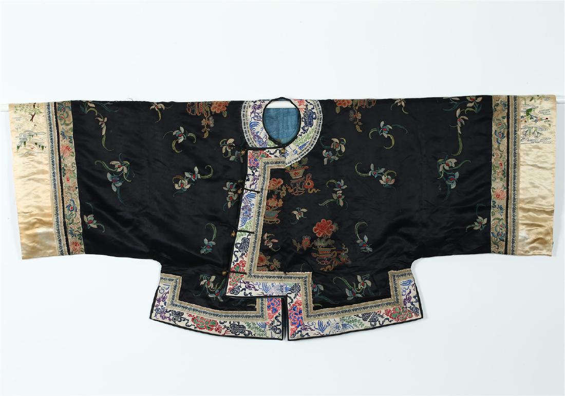 A CHINESE EMBROIDERED SILK WOMAN'S COAT (1 of 10)
