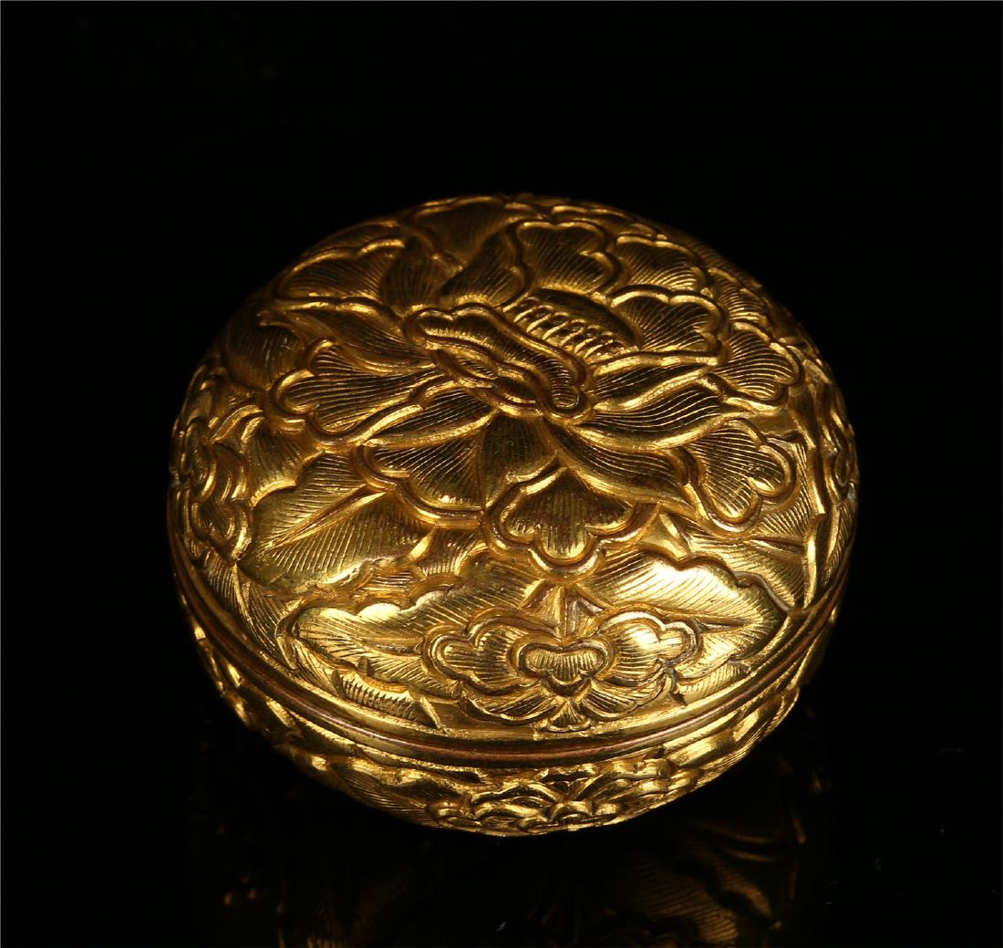 A CHINESE GILT BRONZE BOX AND COVER (1 of 6)