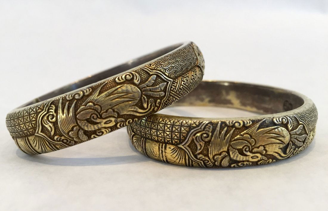 A PAIR OF CHINESE SILVER GILT BANGLES (1 of 5)