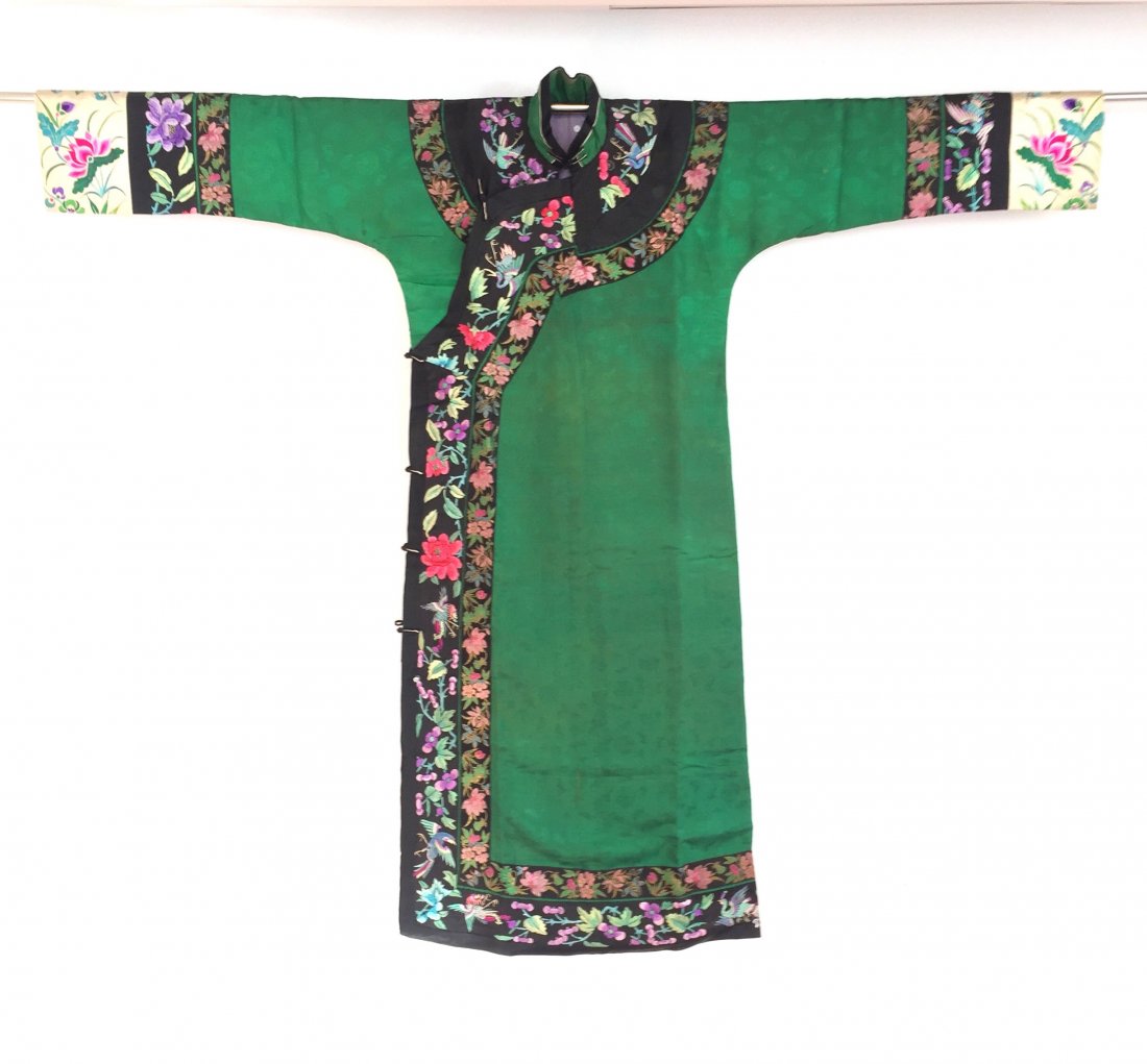 A CHINESE SILK WOMAN'S ROBE (1 of 7)