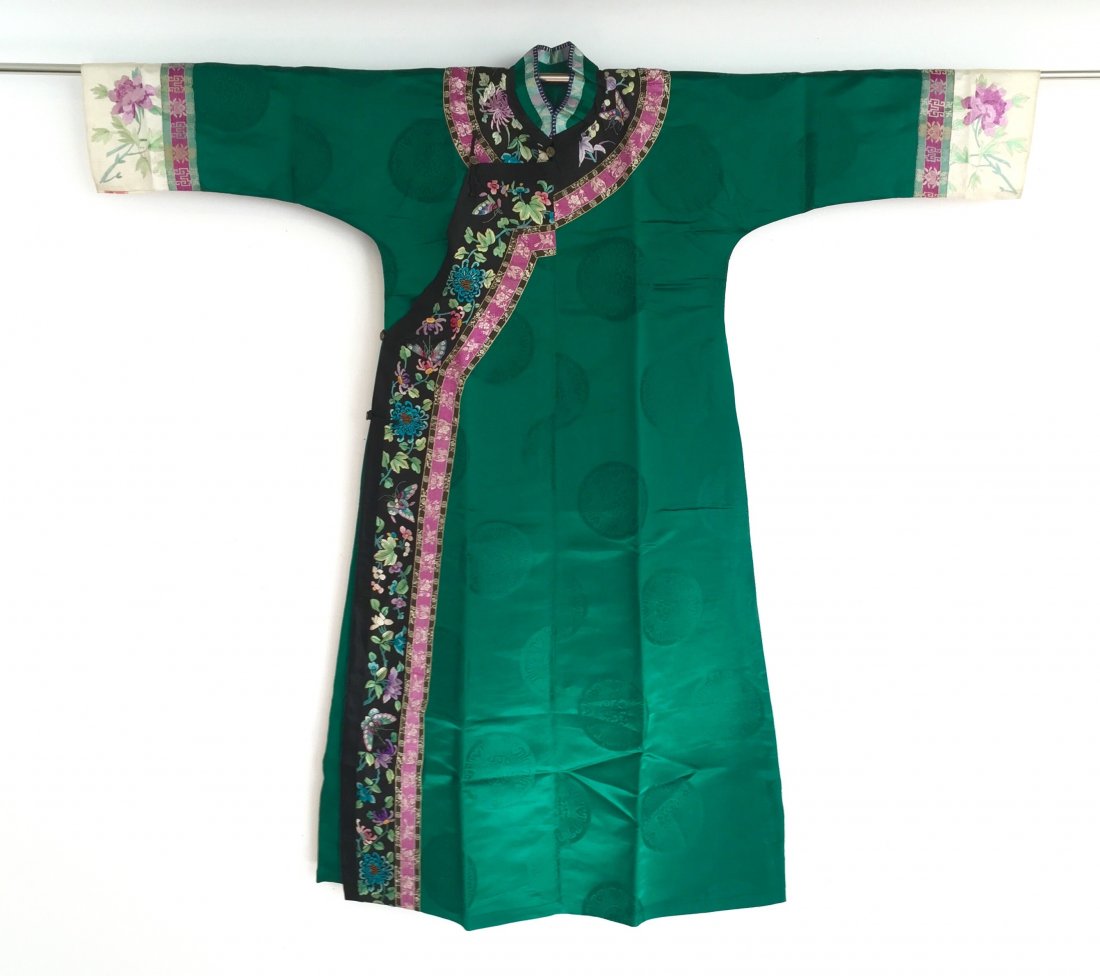 A CHINESE SILK WOMAN'S ROBE (1 of 6)