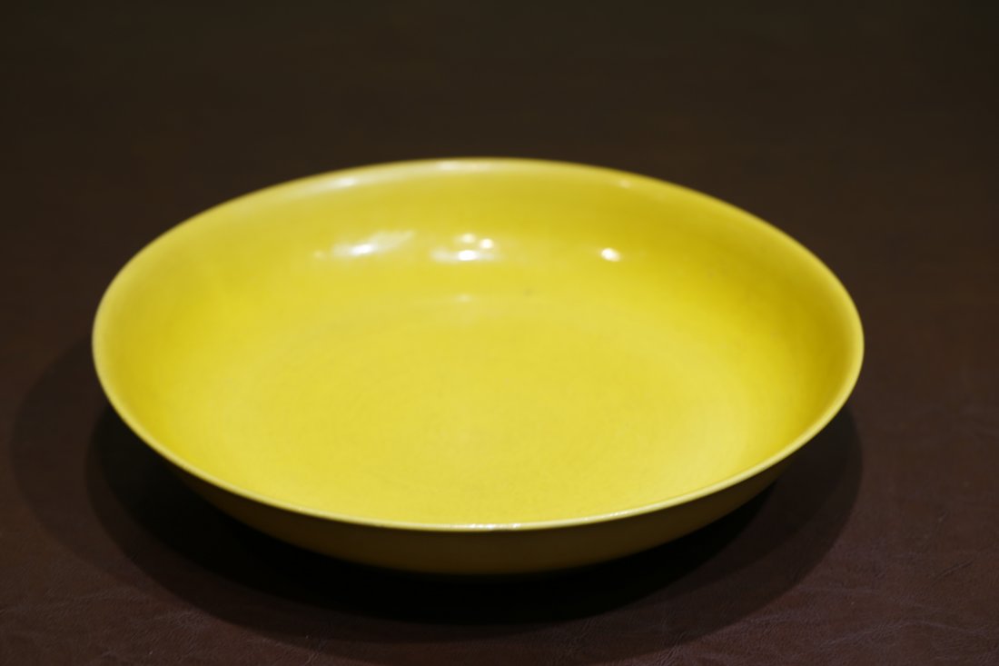 A CHINESE YELLOW GLAZED PORCELAIN SAUCER DISH (1 of 10)