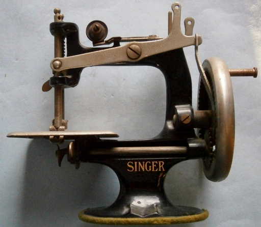 Miniature SINGER Table Top Sewing Machine From The Magnificent Table Top Sewing Machine Miniature SINGER Table Top Sewing Machine From The Magnificent Table Top Sewing Machine