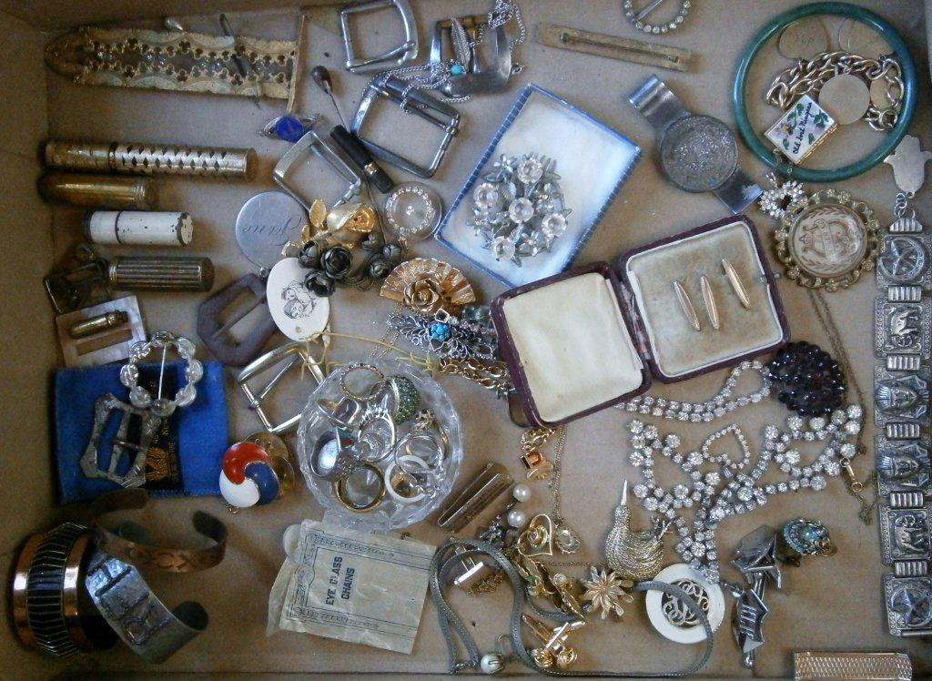 Assorted costume jewelry, bracelets, pins, rings, etc. (1 of 9)