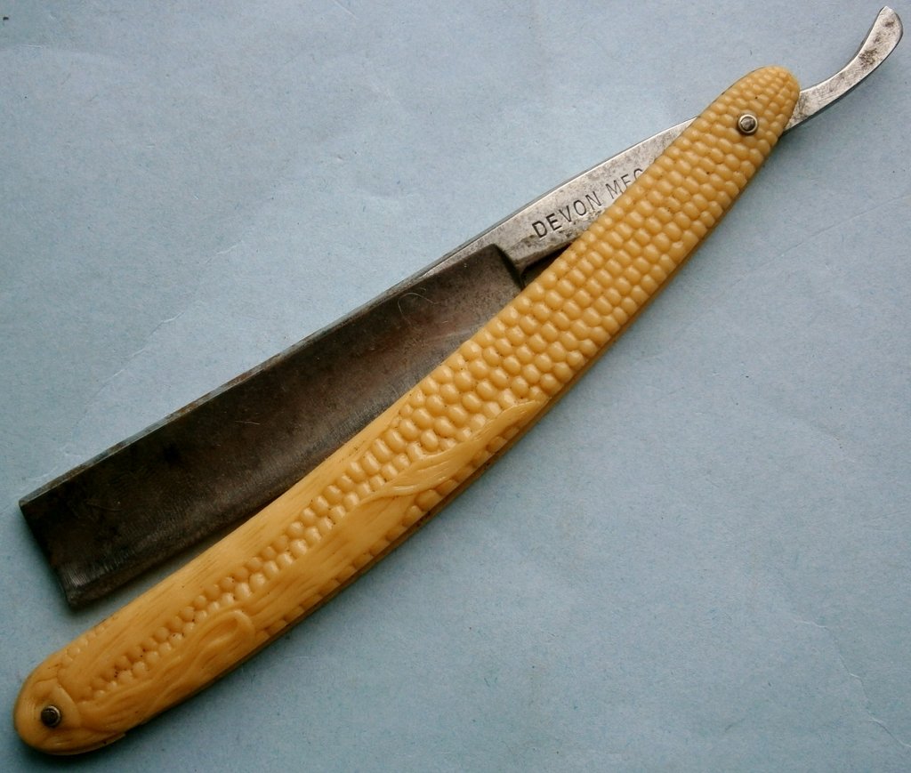 Antique Straight Razor with Ear of Corn on Celluloid (1 of 8)