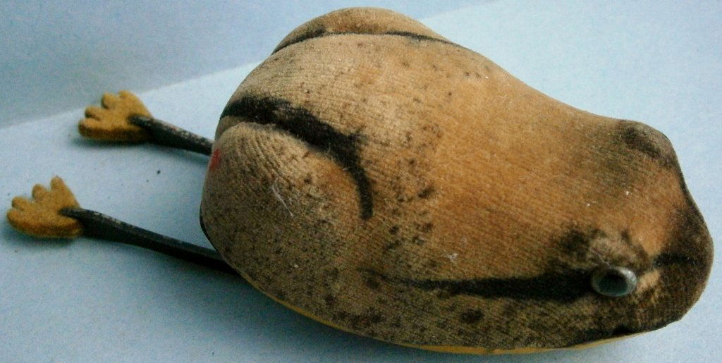 Pre-war German Schuco wind-up toy frog (1 of 4)