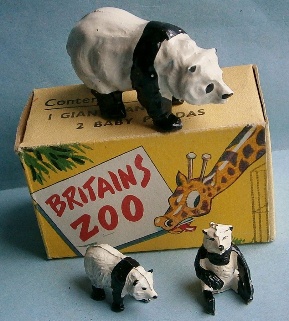 Britains Zoological Series No. 9011 - Panda Bears: Britains Zoological Series No. 9011-Panda Bears in original box, vintage (probably from the 50s - 60s), consisting of 1 Giant Panda, and 2 Baby Pandas, old store stock, a few minor flakes from packing