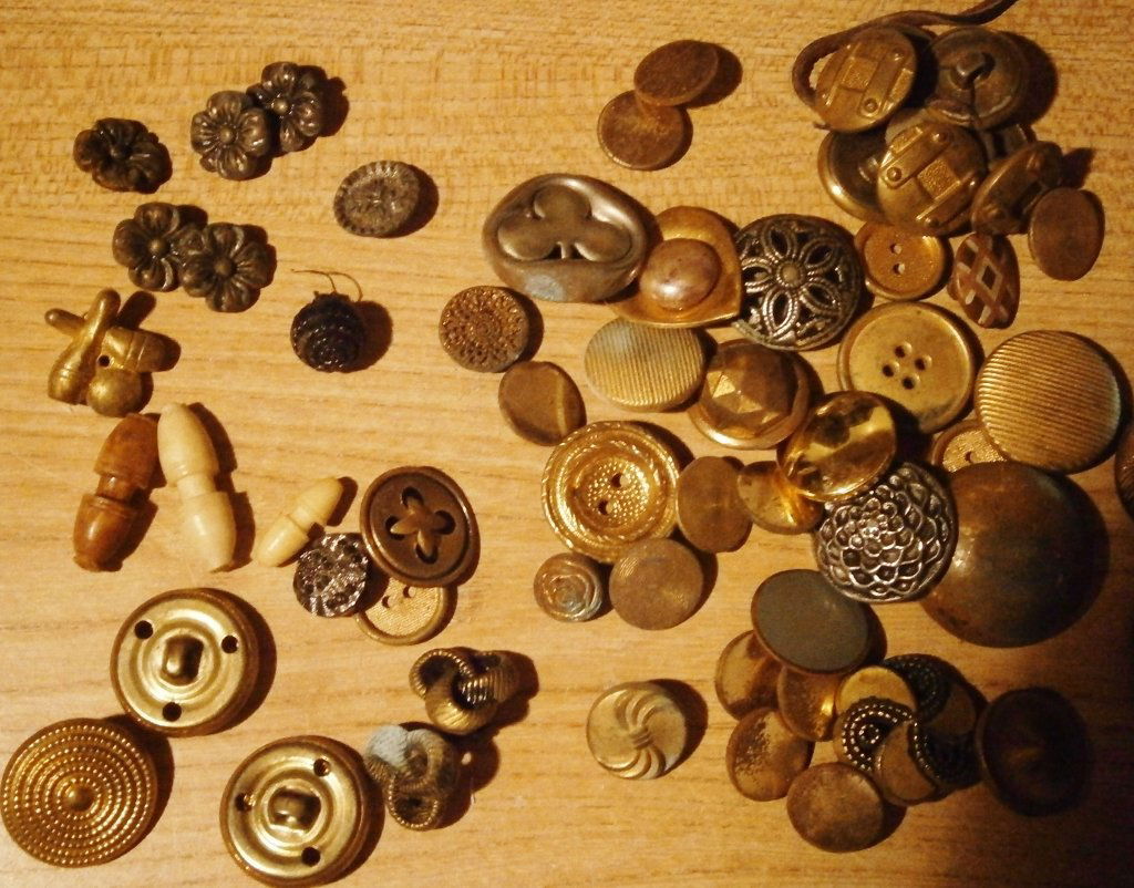 Boxful of Vintage Buttons made of various materials (1 of 10)