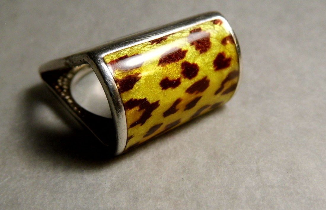 Mystery Maker Mark Sterling Silver Ring Champleve Italy: Pretty leopard design. Androgynous look. Size 9 3/4. Fine vintage condition.