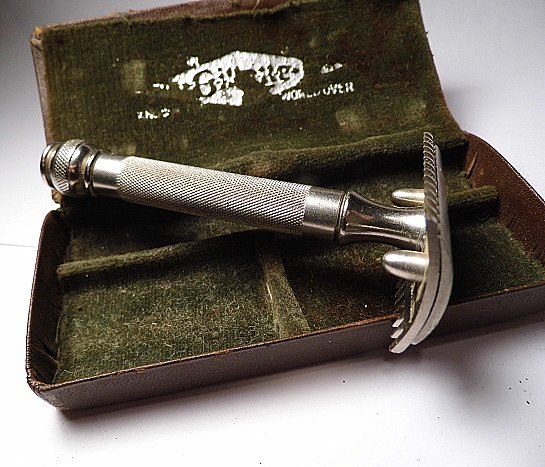 Vintage Chrome Gillette Safety Razor w/box (1 of 4)