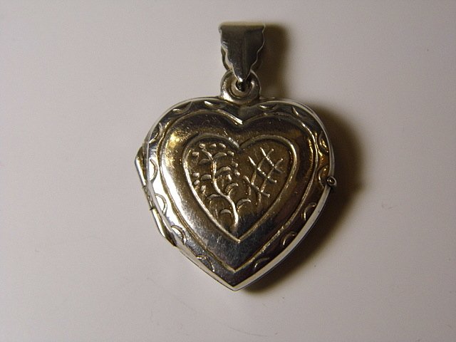 Sterling Silver Locket w Bail: Marked 925.