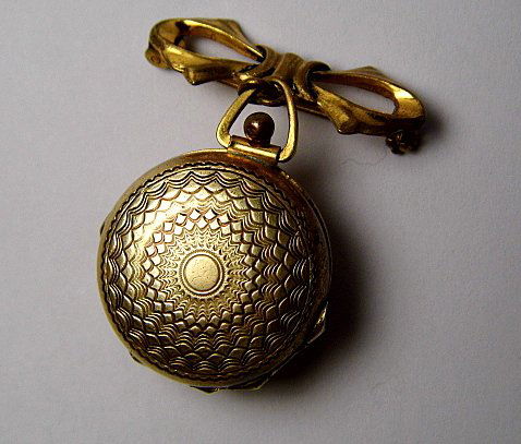 Four Frame Spring Action Victorian Locket Pin or Pendan (1 of 5)