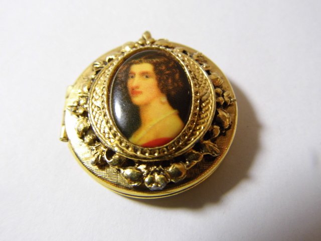 Edwardian Style Portrait Locket (1 of 4)