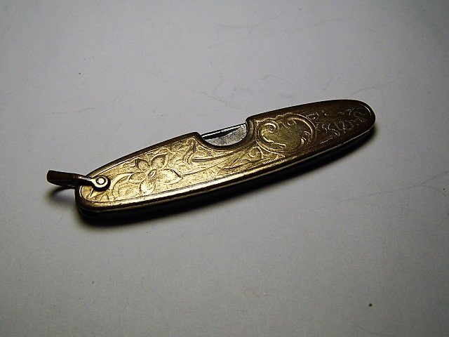 Rare Vintage Ladies' Keychain Knife Genuine SOB: Knife is razoe sharp and hinges are very good. Some loss to gold plating.