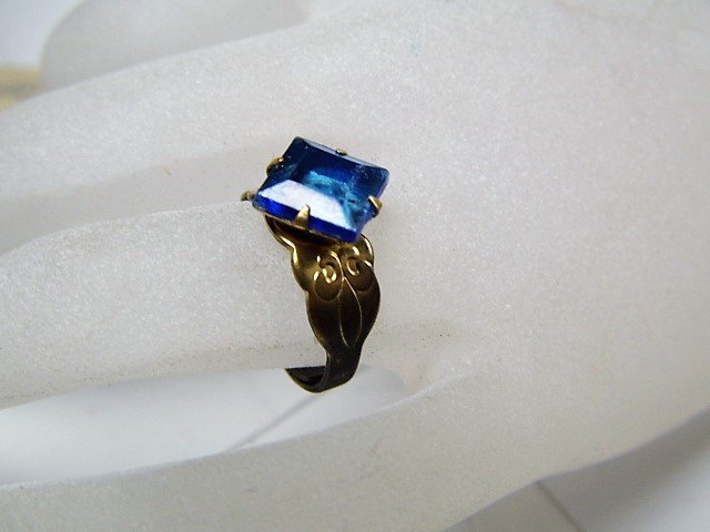 Cute Antique Costume Ring size 5 1/4 (1 of 3)