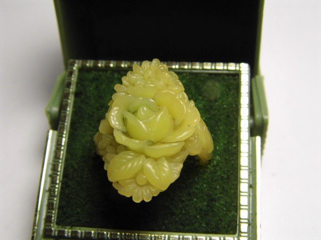 Vintage Fine Plastic Ring Size 8 w/box Outstanding (1 of 6)