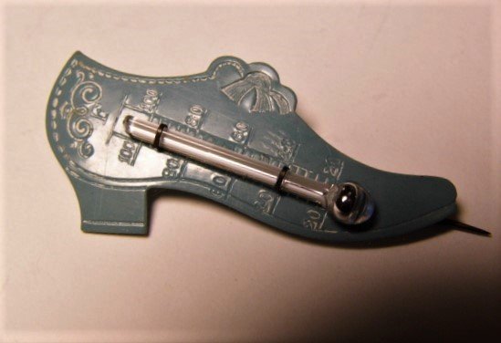 Vintage Mercury Thermometer Woman's Shoe Pin: Thermometer works fine.