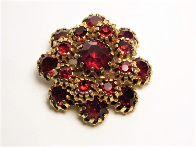 Vintage Costume Garnet Paste Brooch Pin: Very good condition.