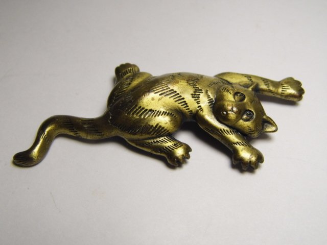 American Iconic JJ Kitty Cat Brooch 1988: Jonette Jewelry 1935-2006. Here is a link to interesting costume jewelry maker. Made American fun jewelry for decades. Here is link to history of JJ: https://worldeccentricitycharm.com/blogs/news/jj-j