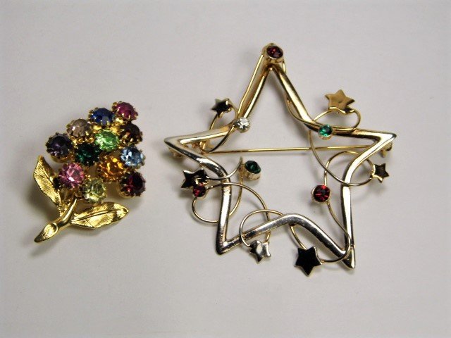 Pair Vintage Christmassy Brooches Tree and Star (1 of 4)