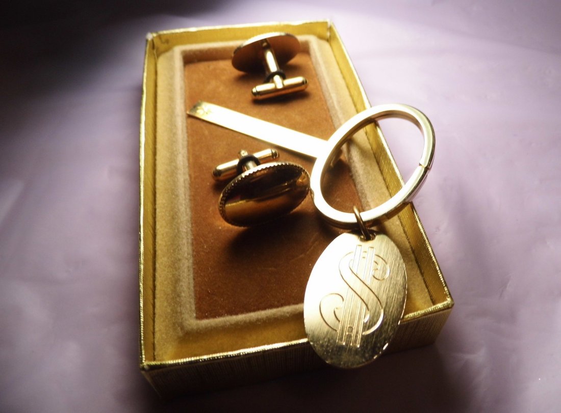 Lot Vintage Hayward Cufflinks Tieclip Keychain: Appears unused. Walter E. Hayward first founded in 1851.