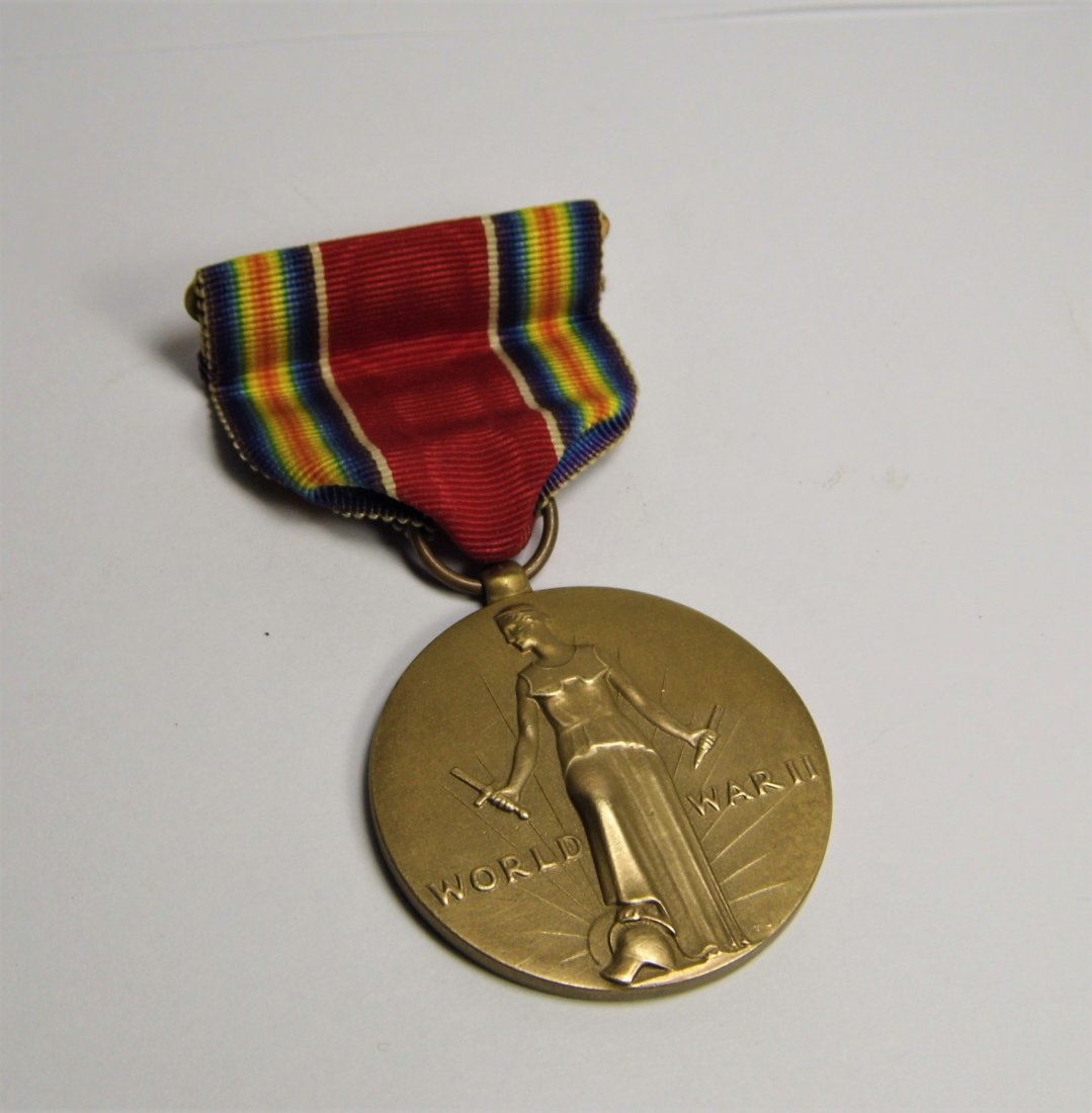 Vintage Memorial WWII Bronze Medal (1 of 4)