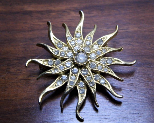 Cute Vintage Gold Tone Costume Brooch Pin Sunburst (1 of 4)
