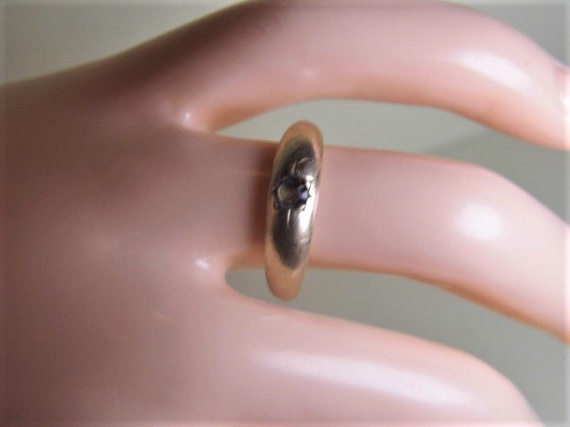 Vintage Androgynous Gold Plate Band Ring size 6 1/4: Ring shows wear but still very attractive. Solitaire recessed stone is round, good condition. Size 6 1/4.